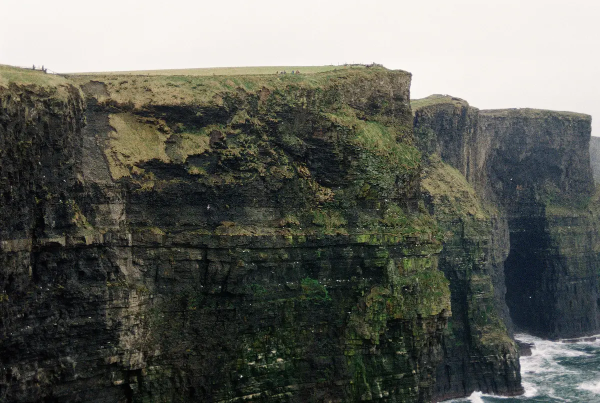 Os Penhascos de Moher, na Irlanda, com as falésias cobertas de verde caindo direto no mar