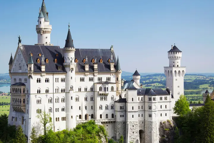 Castelo de Neuschwanstein, na Baviera, num dia de céu azul