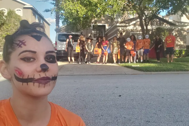 Grupo da For Us fantasiado para o Halloween numa rua de Celebration, na Flórida