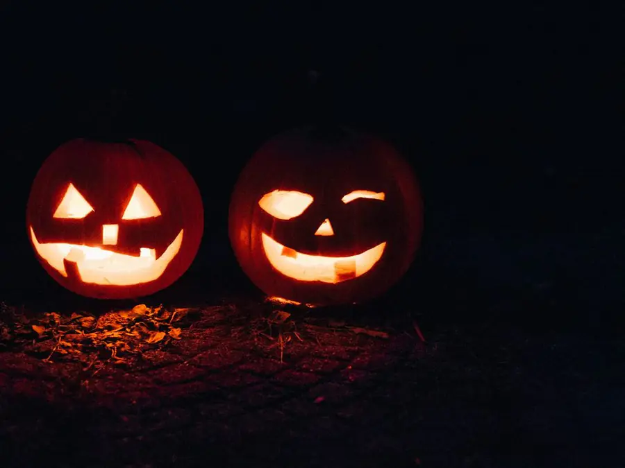 Duas abóboras de Halloween iluminadas à noite