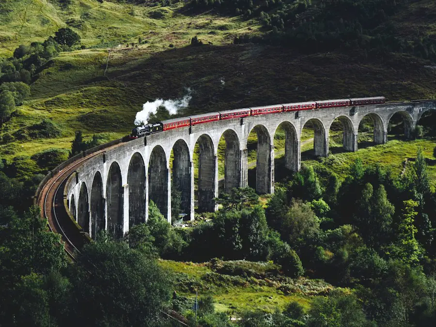 Trem cruzando o Viaduto de Glenfinnan, nas Terras Altas da Escócia