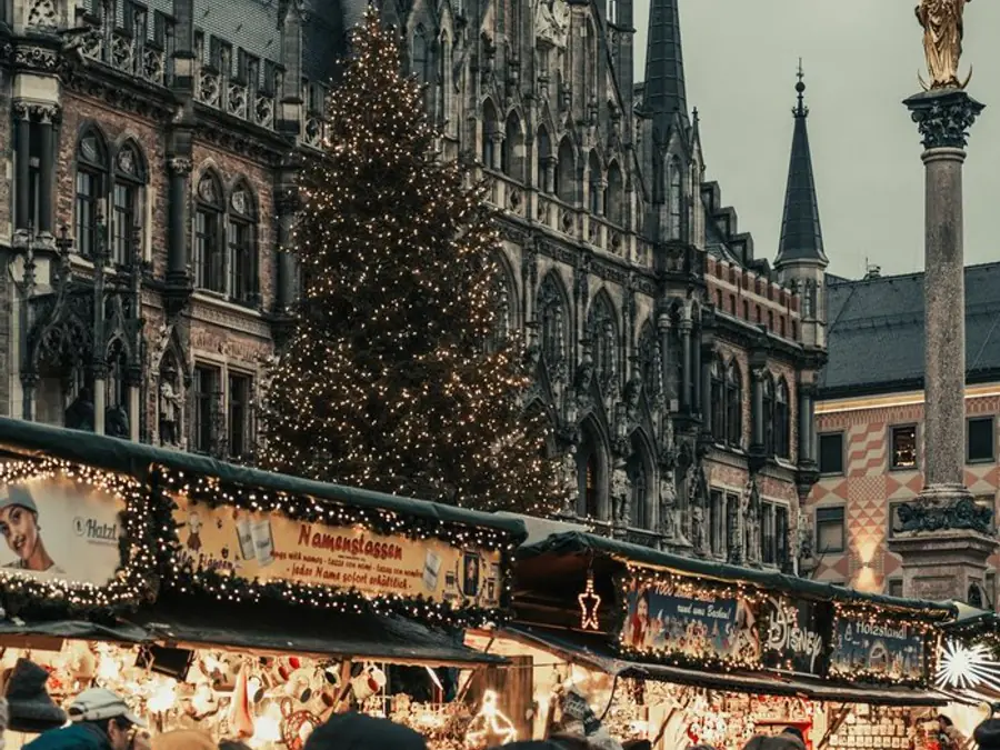 Barracas iluminadas do mercado de Natal da Marienplatz, em Munique