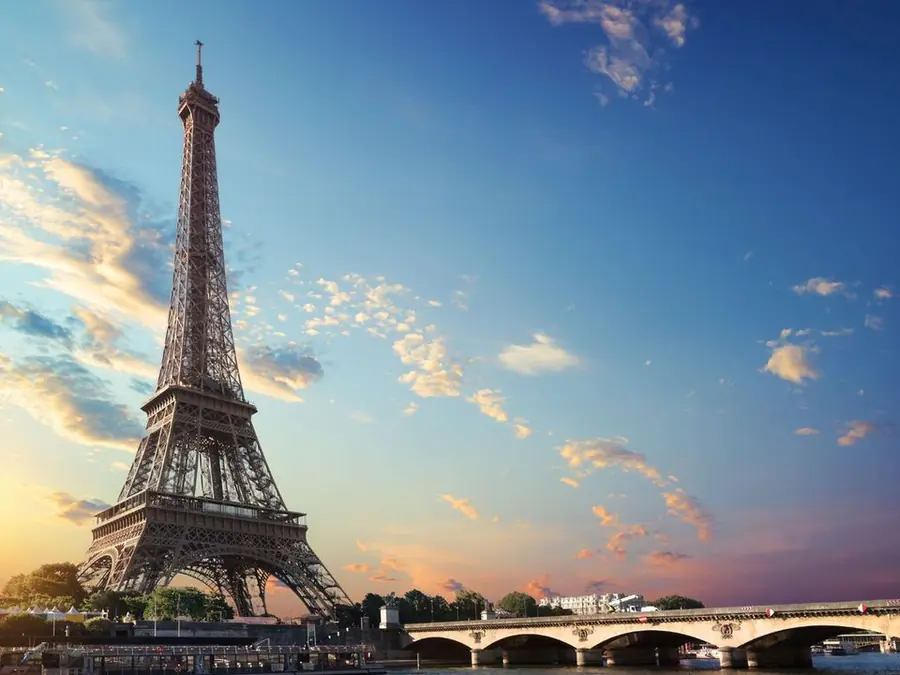 Torre Eiffel ao entardecer, vista do rio Sena