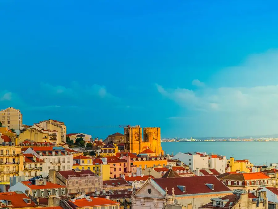 Telhados de Lisboa e o rio Tejo