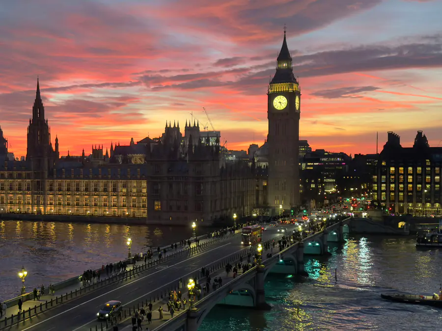 O Big Ben e o Parlamento de Londres ao entardecer, vistos sobre o rio Tâmisa